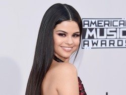 Selena Gomez Memesona Bergaun Backless di AMA 2015