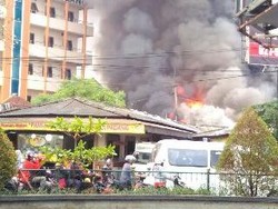 Kebakaran di Samping Unpam Bersumber dari Toko Bangunan, Merembet Toko Lain