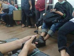 Jalur Kereta Arah Bogor Tertimbun Longsor, Ratusan Penumpang Turun di Jalan