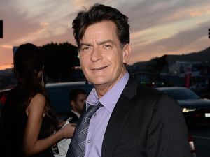 Duh, Charlie Sheen Diserang Tetangga Wanita Berusia 47 Tahun