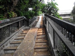 Polisi Gelar Patroli Jalan Kaki Jaga Jembatan Penyeberangan di Jakarta