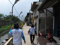 Harapan di Balik Hitamnya Lumpur Kali di Kampung Deret Semper Barat