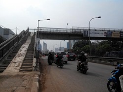 Satpol PP Perlu Jaga 24 Jam Jembatan Penyeberangan yang Rawan!