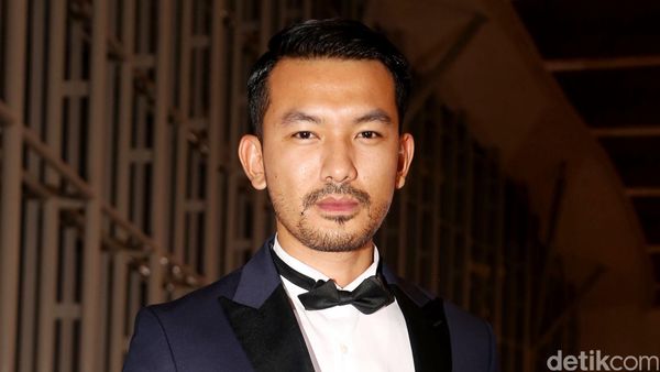 Berjas Biru, Rio Dewanto Necis Banget!