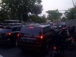 Buruh Demo di Depan Grahadi Macetkan Jalan Gubernur Suryo