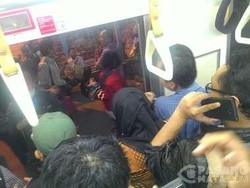 Gerbong KRL Penuh Sesak, Seorang Penumpang Pingsan di Stasiun Pasar Minggu