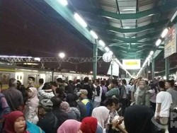 Jalur ke Bogor Tertimbun Longsor, Begini Riuhnya Antrean di Stasiun Manggarai