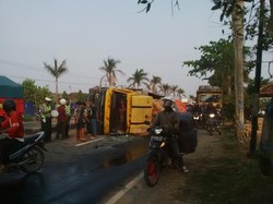 Truk Muat Karbit Terguling Macetkan Pantura Lamongan