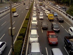Ada Bus Mogok, Lalin Jatibening Arah Cikampek Macet 4 KM