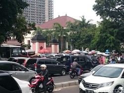 Acara Wisuda dan Parkir Liar di Depan Balai Sudirman yang Bikin Semrawut