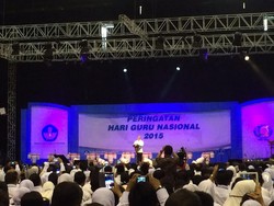 Jokowi Hadiri Peringatan Hari Guru Nasional di Senayan