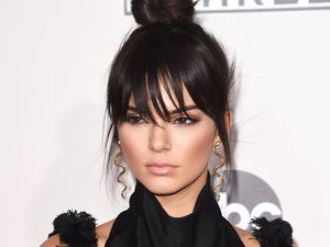 Ini Cara Kendall Jenner Merawat Kulit Berjerawat