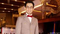 Gaya Reza Rahadian Berkain Tenun Ikat di FFI 2015