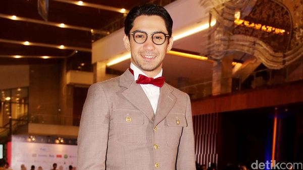 Gaya Reza Rahadian Berkain Tenun Ikat di FFI 2015