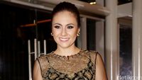 Wulan Guritno Elegan dengan Dress Songket