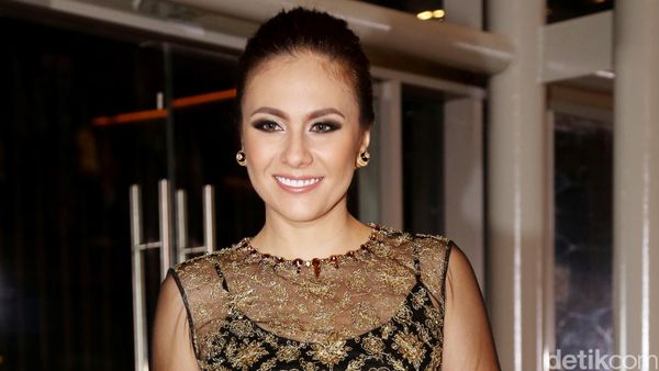 Wulan Guritno Elegan dengan Dress Songket