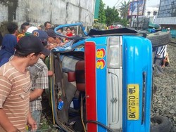 Kereta Api Vs Angkot di Medan, 10 Orang Luka-luka