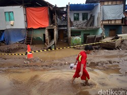 Dua Rumah Ambles Akibat Sungai Meluap