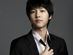 Song Joong Ki Cedera Saat Syuting The Descendants of the Sun