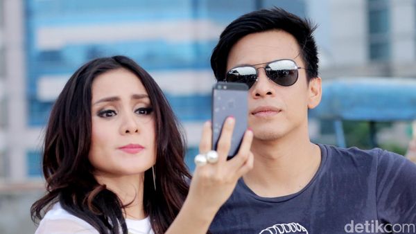 Momo dan Ariel: Selfie Dulu Ah...