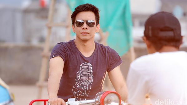 Hot Daddy! Pose Cool Ariel di Scooter