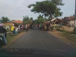 Aksi Penolakan Tambang Emas di Banyuwangi Memanas, 3 Motor Dibakar