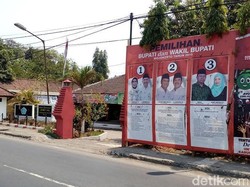 Dicoret KPU, Baliho Calon Bupati Mojokerto Masih Belum Dicopoti Semua