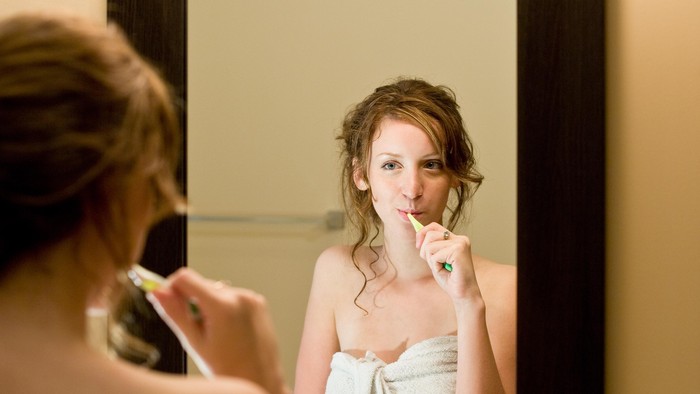 Ada seribu alasan baik mengapa kamu harus rutin menyikat gigi. Rupa-rupanya, seorang pakar ungkap hal tersebut dapat cegah diabetes tipe 2, lho. Foto: thinkstock