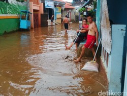 Banjir di Kampung Melayu Kecil Surut, Warga Sibuk Bersih-bersih