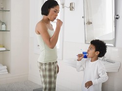 Trik Kenalkan Cara Sikat Gigi ke Anak: Lewat Cerita dan Dongeng