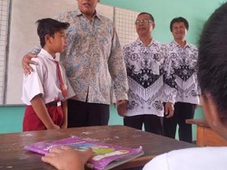Wali Kota Kediri Mengajar Siswa SD Peringati Hari Guru