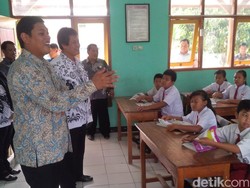 Hari Guru, Wali Kota Kediri Blusukan dan Mengajar Siswa SD