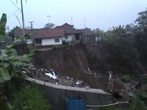 Begini Cara Bikin Konstruksi Bangunan Tahan Longsor