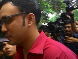 Sandy Tumiwa Tiba di Polda Metro Jaya, Tangannya Diborgol