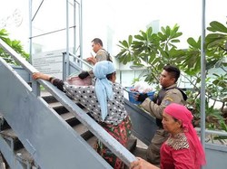 Razia JPO di Surabaya, Satpol PP Dapat Pengemis