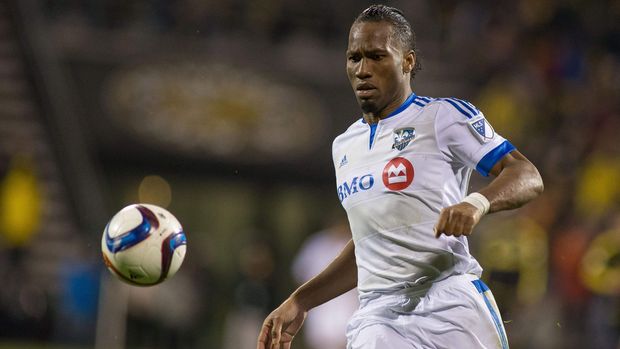 Didier Drogba bikin sensasi sebelum menciptakan assist dari sepak pojok. (