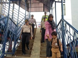Polisi Gelar Patroli Jalan Kaki di JPO di Tangerang