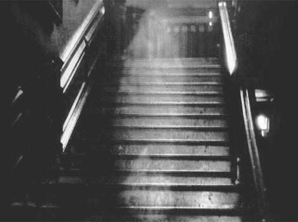 Malam Jumat! Rekomendasi Film Horor Rumah yang Menebar Teror Malam Jumat! Rekomendasi Film Horor Rumah yang Menebar Teror