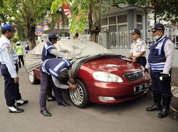 58 Mobil di Surabaya Ditindak Karena Parkir Sembarangan