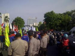 Buruh Mulai Demo di Grahadi, Jalan Gubernur Suryo Macet