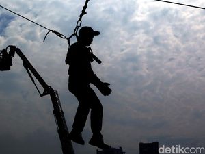 Polisi di Pontianak Panjat 2 Lantai Evakuasi Kakek Terkunci di Rumah
