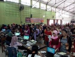 Ratusan Warga Semampir Antre Pencairan Dana PKH