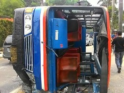 Metro Mini Terguling di Pondok Indah, Lalin Macet