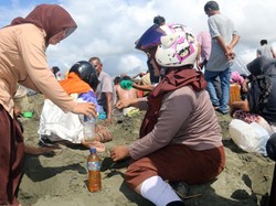 Minyak yang Keluar dari Pasir Pantai Aceh Barat Ternyata Milik Pertamina