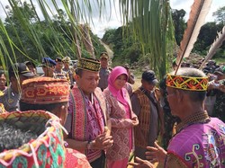 Blusukan Kapolda Kalbar: Cek Pilkada, Resmikan Taman Bacaan, Hingga Gelar Adat