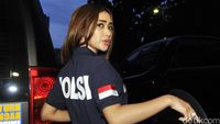 Cita Citata Pakai Baju Polisi