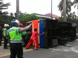 Metro Mini Terguling di Pondok Indah, Sopir Terancam 5 Tahun Penjara