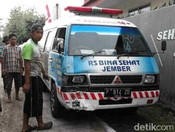 Mobil Ambulance Berisi Jenazah Tabrak Motor, ini Ceritanya