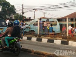 Terobos Jalur TransJ, Mikrolet M27 Kecelakaan di Pulo Gadung