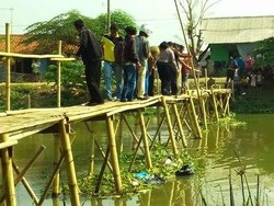 Kakek Atim Tewas Tersangkut di Jembatan Bambu